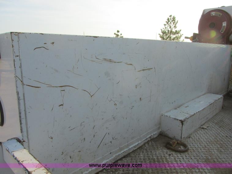 image for item J8205 2005 Ford F450 Super Duty service truck with crane