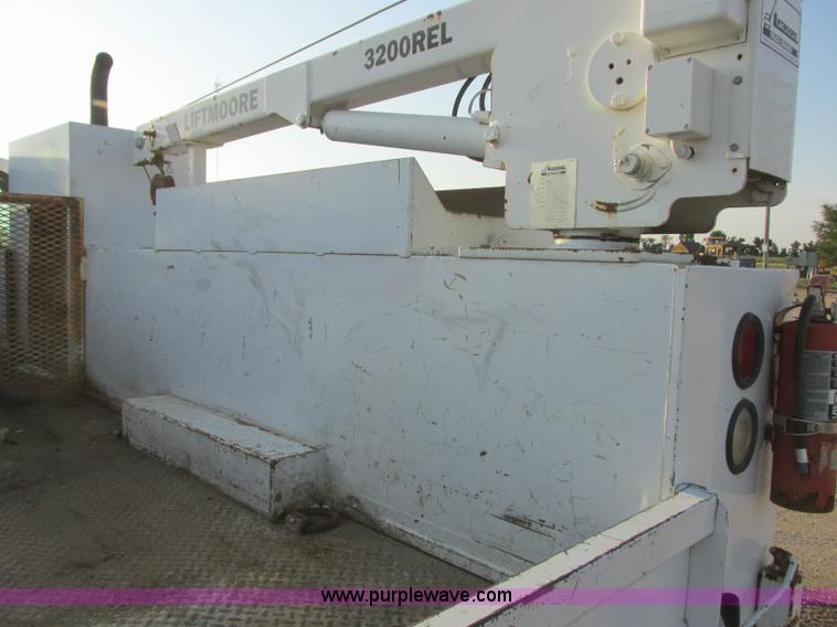 image for item J8205 2005 Ford F450 Super Duty service truck with crane