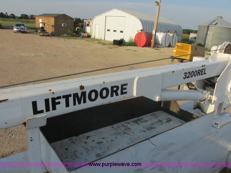 image for item J8205 2005 Ford F450 Super Duty service truck with crane