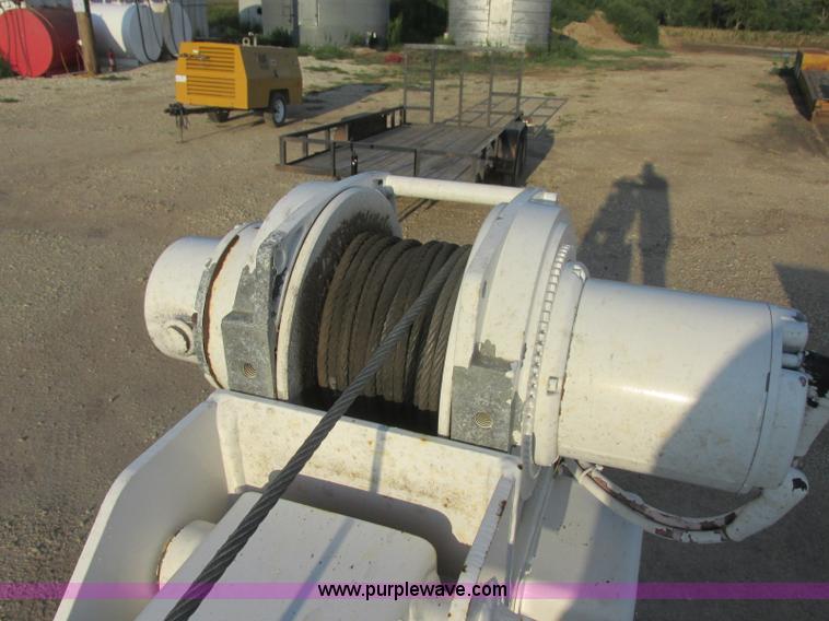 image for item J8205 2005 Ford F450 Super Duty service truck with crane