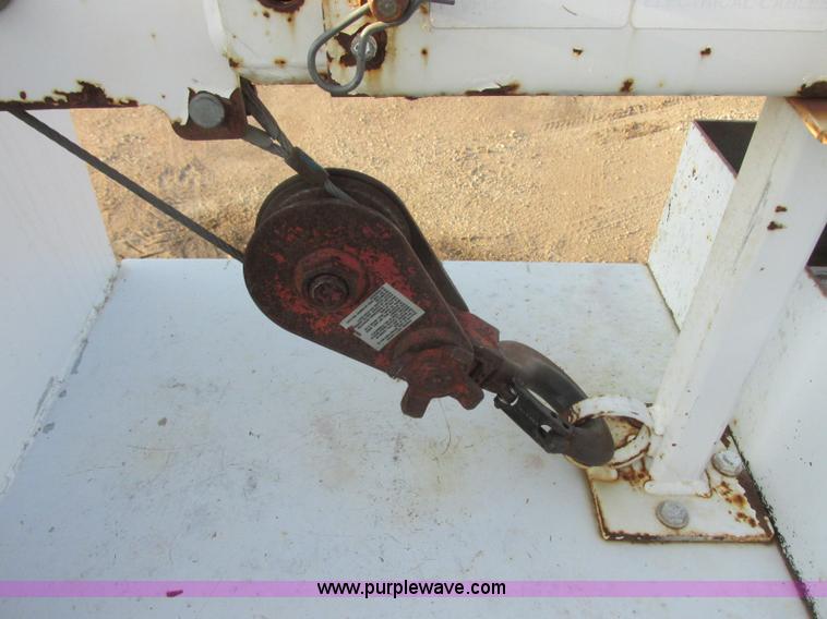 image for item J8205 2005 Ford F450 Super Duty service truck with crane