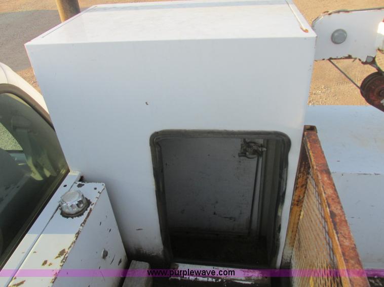 image for item J8205 2005 Ford F450 Super Duty service truck with crane