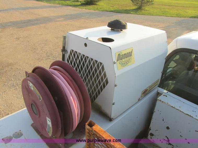 image for item J8205 2005 Ford F450 Super Duty service truck with crane