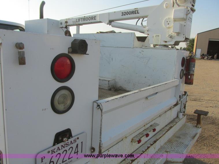 image for item J8205 2005 Ford F450 Super Duty service truck with crane