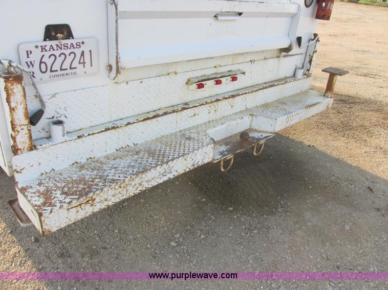 image for item J8205 2005 Ford F450 Super Duty service truck with crane