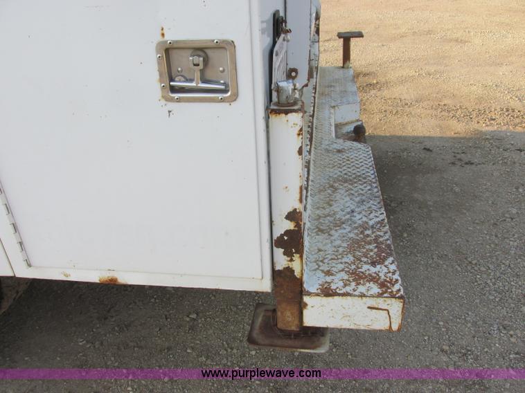 image for item J8205 2005 Ford F450 Super Duty service truck with crane