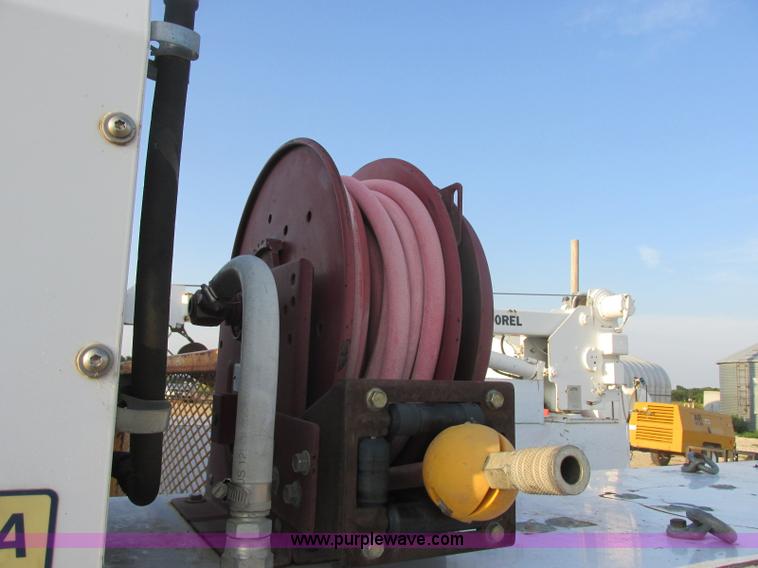 image for item J8205 2005 Ford F450 Super Duty service truck with crane