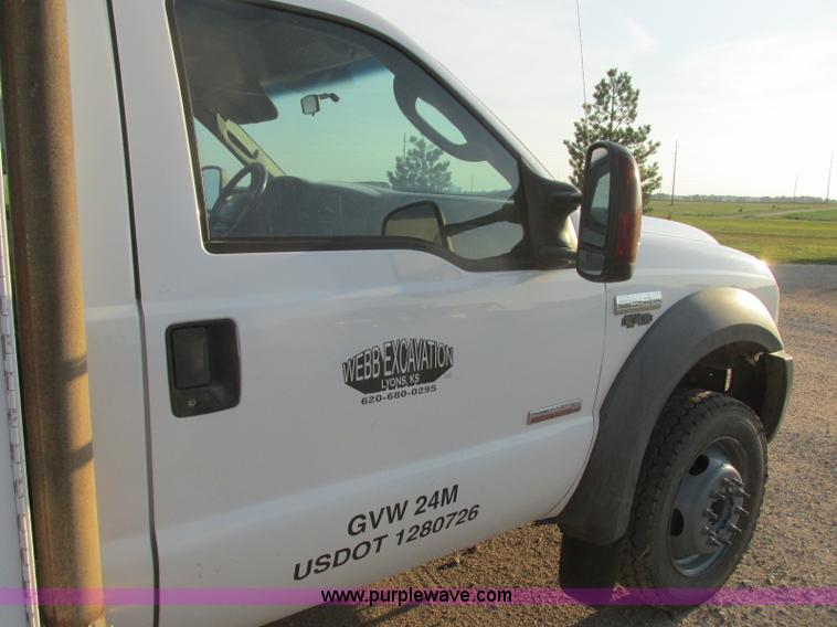 image for item J8205 2005 Ford F450 Super Duty service truck with crane