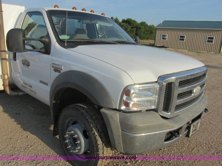 image for item J8205 2005 Ford F450 Super Duty service truck with crane