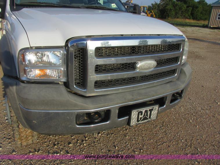 image for item J8205 2005 Ford F450 Super Duty service truck with crane