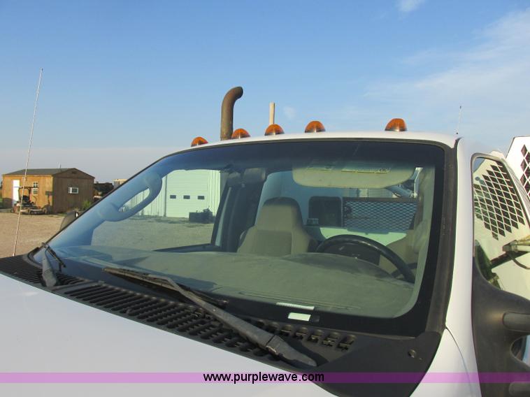 image for item J8205 2005 Ford F450 Super Duty service truck with crane