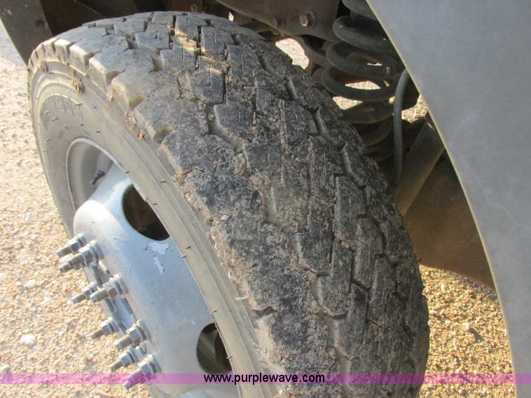 image for item J8205 2005 Ford F450 Super Duty service truck with crane