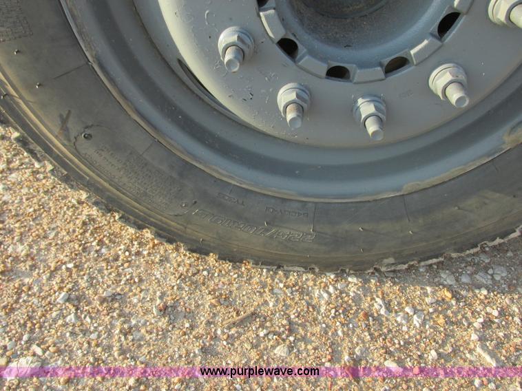 image for item J8205 2005 Ford F450 Super Duty service truck with crane