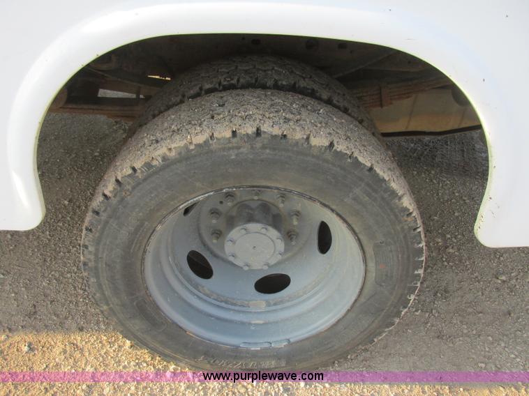 image for item J8205 2005 Ford F450 Super Duty service truck with crane