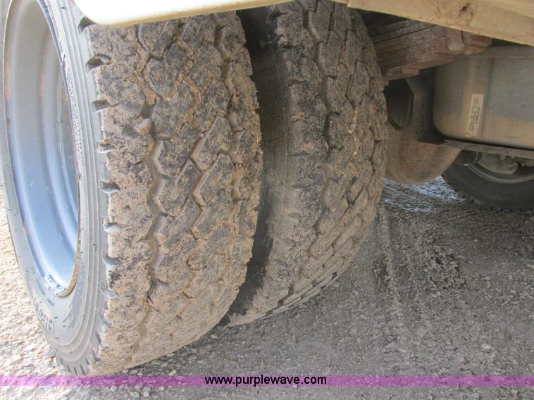 image for item J8205 2005 Ford F450 Super Duty service truck with crane