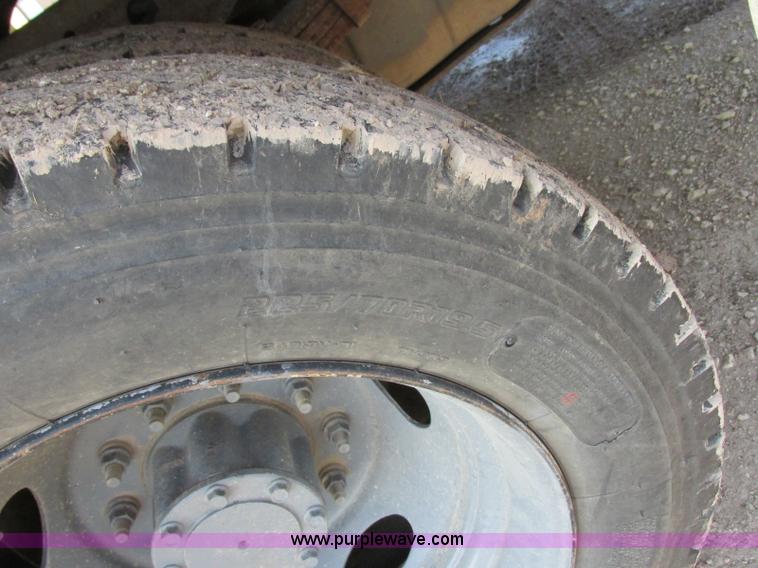 image for item J8205 2005 Ford F450 Super Duty service truck with crane