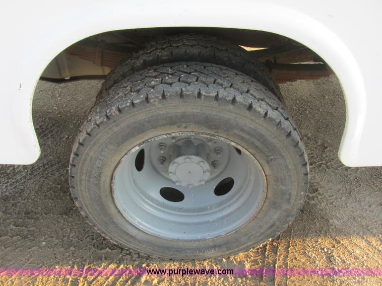 image for item J8205 2005 Ford F450 Super Duty service truck with crane