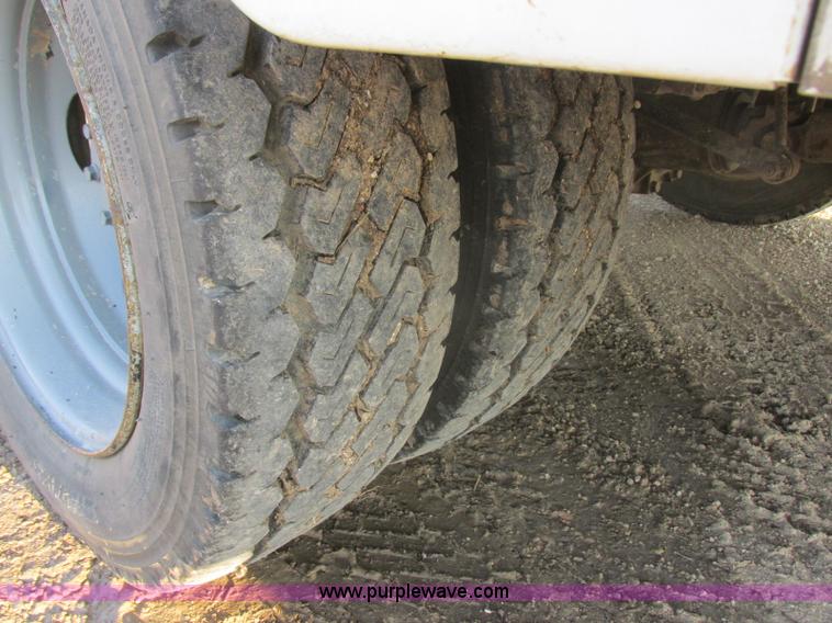 image for item J8205 2005 Ford F450 Super Duty service truck with crane