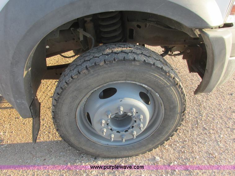 image for item J8205 2005 Ford F450 Super Duty service truck with crane