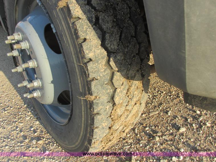 image for item J8205 2005 Ford F450 Super Duty service truck with crane