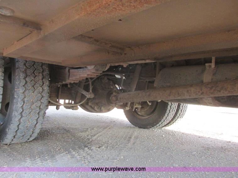 image for item J8205 2005 Ford F450 Super Duty service truck with crane