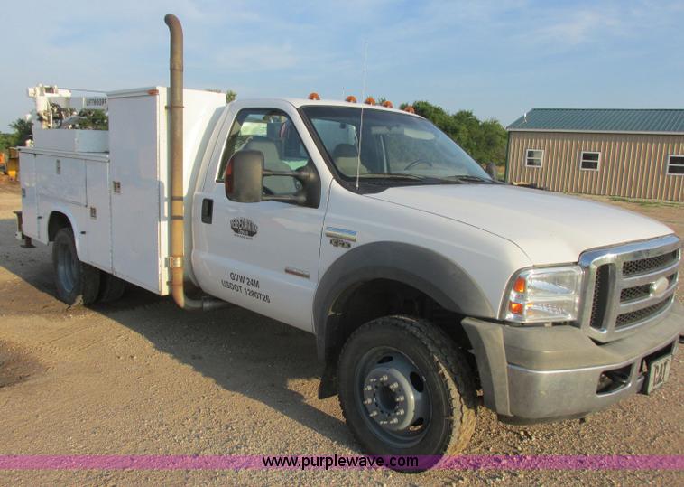 image for item J8205 2005 Ford F450 Super Duty service truck with crane