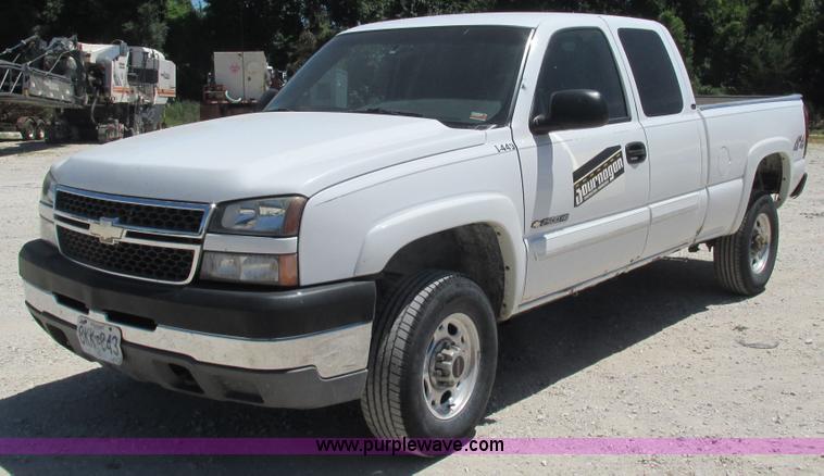 image for item J8572 2005 Chevrolet Silverado 2500HD Ext. Cab pickup truck