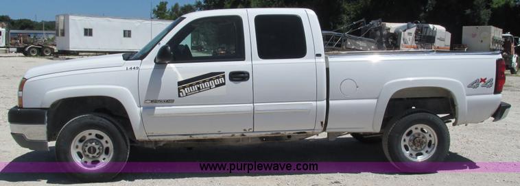 image for item J8572 2005 Chevrolet Silverado 2500HD Ext. Cab pickup truck