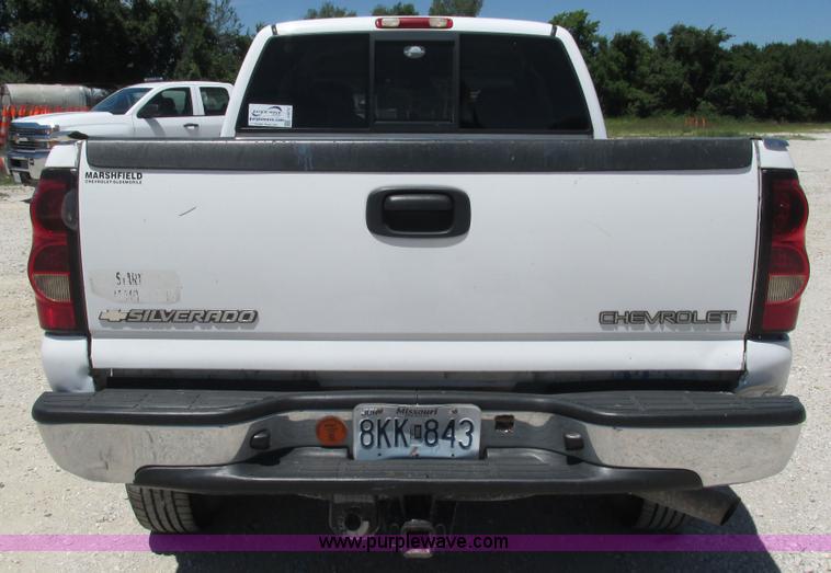 image for item J8572 2005 Chevrolet Silverado 2500HD Ext. Cab pickup truck