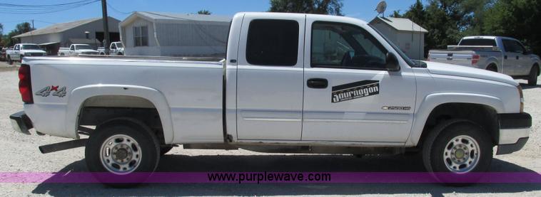 image for item J8572 2005 Chevrolet Silverado 2500HD Ext. Cab pickup truck