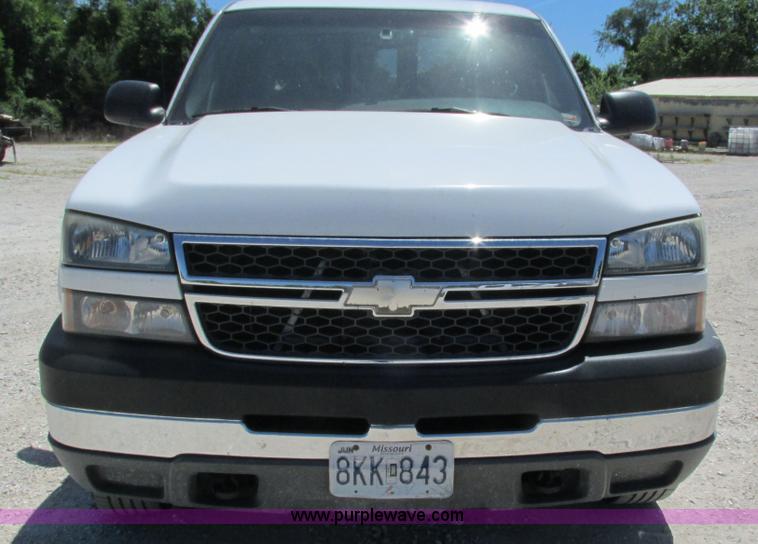 image for item J8572 2005 Chevrolet Silverado 2500HD Ext. Cab pickup truck