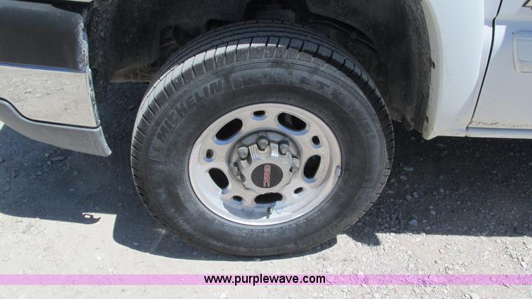 image for item J8572 2005 Chevrolet Silverado 2500HD Ext. Cab pickup truck