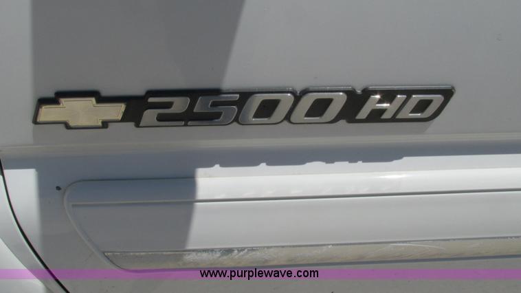 image for item J8572 2005 Chevrolet Silverado 2500HD Ext. Cab pickup truck