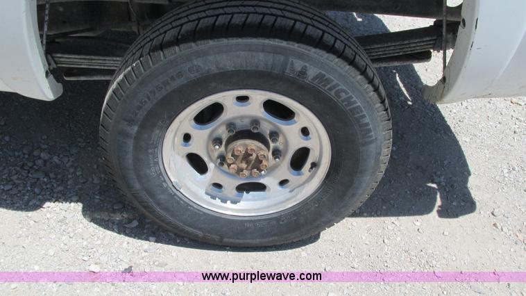 image for item J8572 2005 Chevrolet Silverado 2500HD Ext. Cab pickup truck