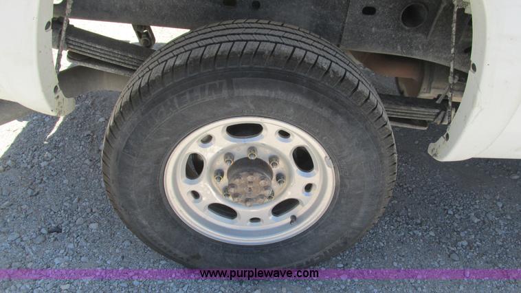 image for item J8572 2005 Chevrolet Silverado 2500HD Ext. Cab pickup truck