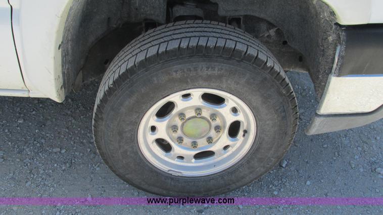 image for item J8572 2005 Chevrolet Silverado 2500HD Ext. Cab pickup truck