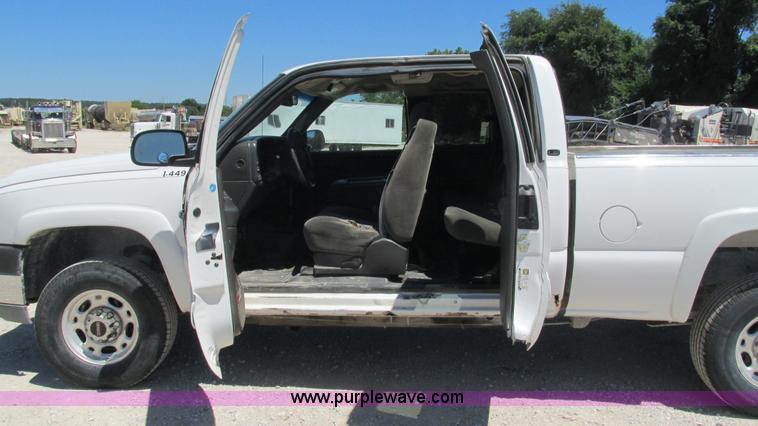 image for item J8572 2005 Chevrolet Silverado 2500HD Ext. Cab pickup truck