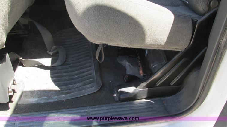 image for item J8572 2005 Chevrolet Silverado 2500HD Ext. Cab pickup truck