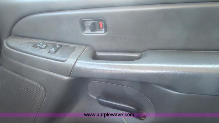 image for item J8572 2005 Chevrolet Silverado 2500HD Ext. Cab pickup truck