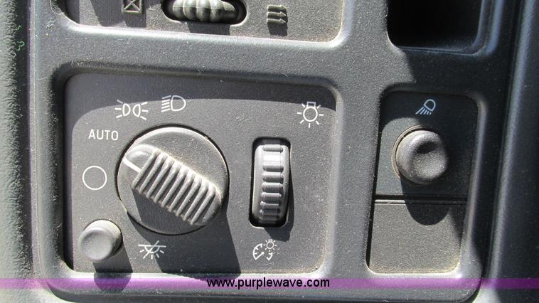 image for item J8572 2005 Chevrolet Silverado 2500HD Ext. Cab pickup truck