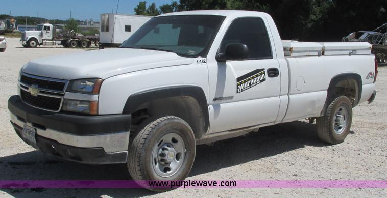 image for item J8573 2006 Chevrolet Silverado 2500HD pickup truck