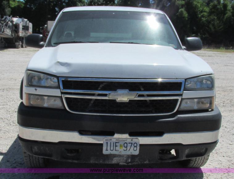 image for item J8573 2006 Chevrolet Silverado 2500HD pickup truck