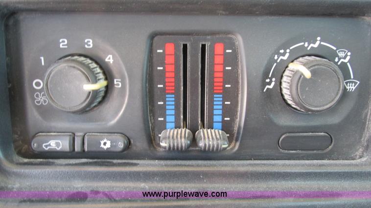 image for item J8573 2006 Chevrolet Silverado 2500HD pickup truck