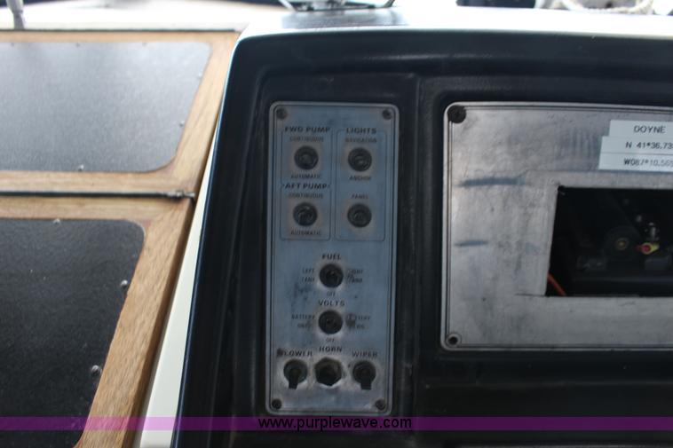 image for item K1015 1983 Carver Riviera Yacht Cabin Cruiser boat