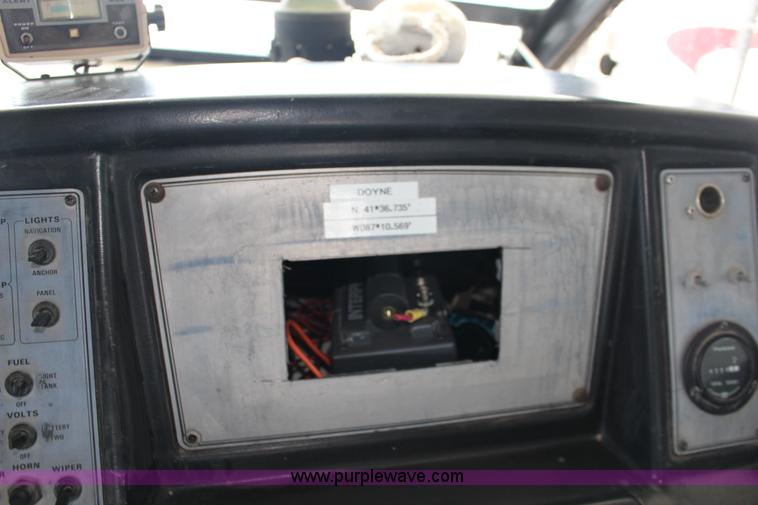 image for item K1015 1983 Carver Riviera Yacht Cabin Cruiser boat