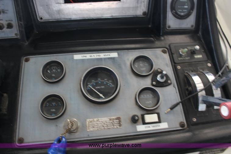 image for item K1015 1983 Carver Riviera Yacht Cabin Cruiser boat