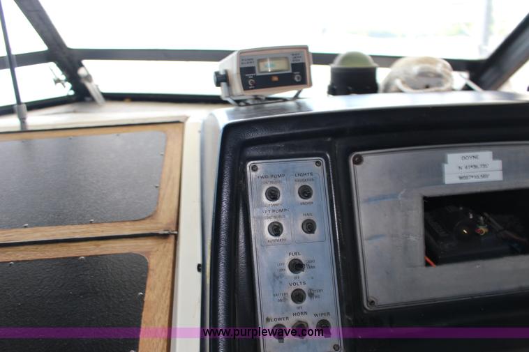 image for item K1015 1983 Carver Riviera Yacht Cabin Cruiser boat