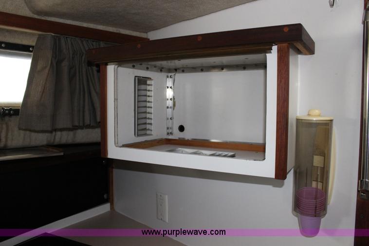 image for item K1015 1983 Carver Riviera Yacht Cabin Cruiser boat