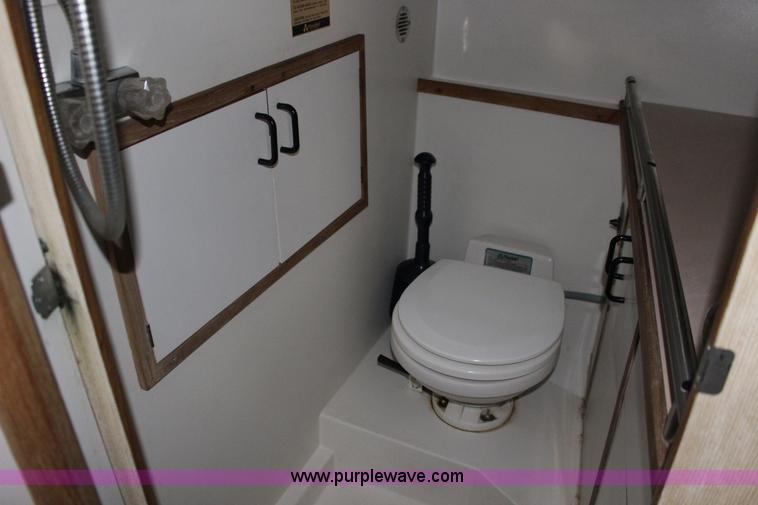 image for item K1015 1983 Carver Riviera Yacht Cabin Cruiser boat