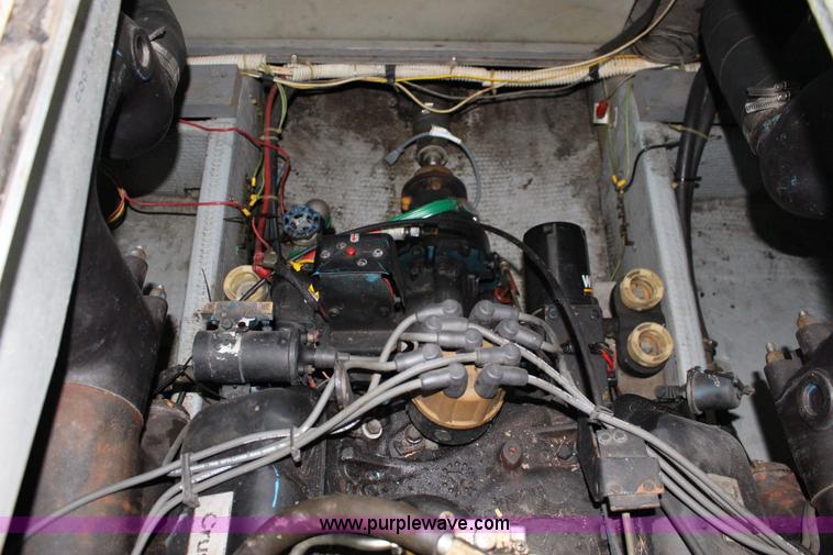 image for item K1015 1983 Carver Riviera Yacht Cabin Cruiser boat